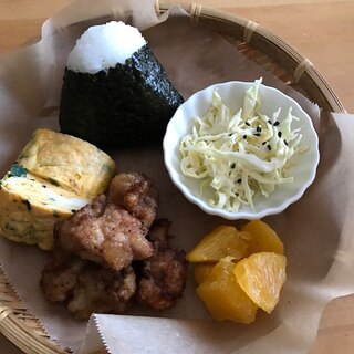 唐揚げと海苔巻きおむすびの朝ごはん